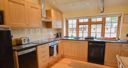 The Cotswold Manor Cottage, Exclusive Hot Tub, Games Barn, 70 acres of Parkland