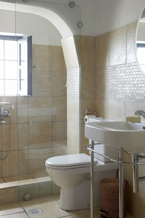 Een douche, een haardroger, handdoeken, zeep