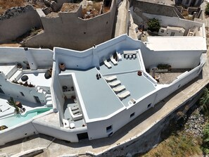 Terraza en la azotea con mobiliario y una pequeña zona de cocina.