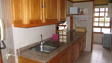 Jääkaappi, mikroaaltouuni, liesi, astianpesukone