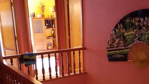 A staircase with wooden balusters leading to a landing. - ATICO PUERTO DE TAZACORTE (Tenerife)