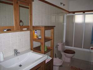Combinació de dutxa i banyera, assecador de cabells, bidet i tovalloles 