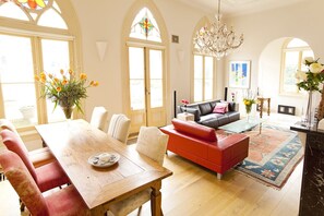 Smart-TV, bøker og stereoanlegg