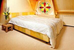 2 bedrooms, desk, iron/ironing board, travel cot