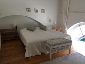 2 bedrooms, desk, WiFi, bed sheets