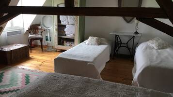 2 bedrooms, desk, WiFi, bed sheets