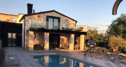 Villa de luxe en pierre, piscine privée, vue sur la mer, vastes terrasses et jardin