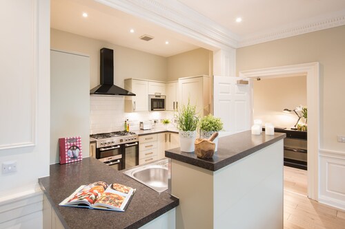 Frederick Street Apartment  -  sleeps 11 guests  in 5 bedrooms