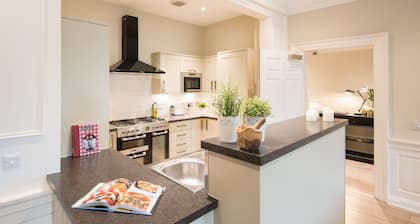 Frederick Street Apartment - sleeps 11 guests in 5 bedrooms