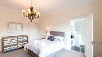 5 bedrooms, iron/ironing board, WiFi, bed sheets