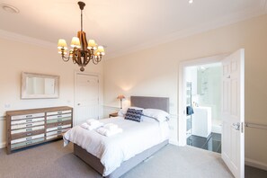 5 bedrooms, iron/ironing board, WiFi, bed sheets