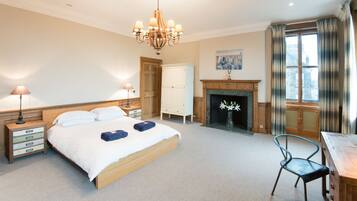 5 bedrooms, iron/ironing board, WiFi, bed sheets