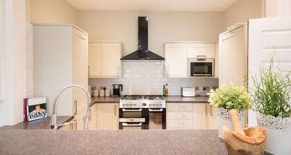 Frederick Street Apartment - sleeps 11 guests in 5 bedrooms
