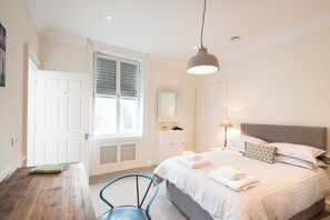 5 habitaciones, tabla de planchar con plancha, wifi y ropa de cama 