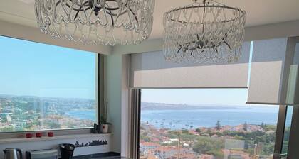 Apartamento ático con terraza 360 que ofrece fabulosas vistas de la costa de Cascais.