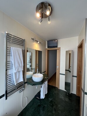 Bañera de hidromasaje, secador de pelo, bidé y toallas