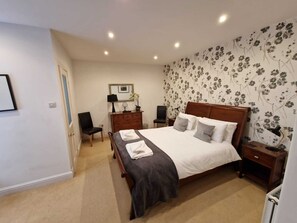 2 bedrooms, iron/ironing board, travel cot, free WiFi