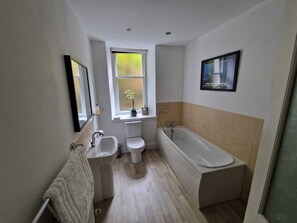 Badewanne, Haartrockner, Handtücher, Seife