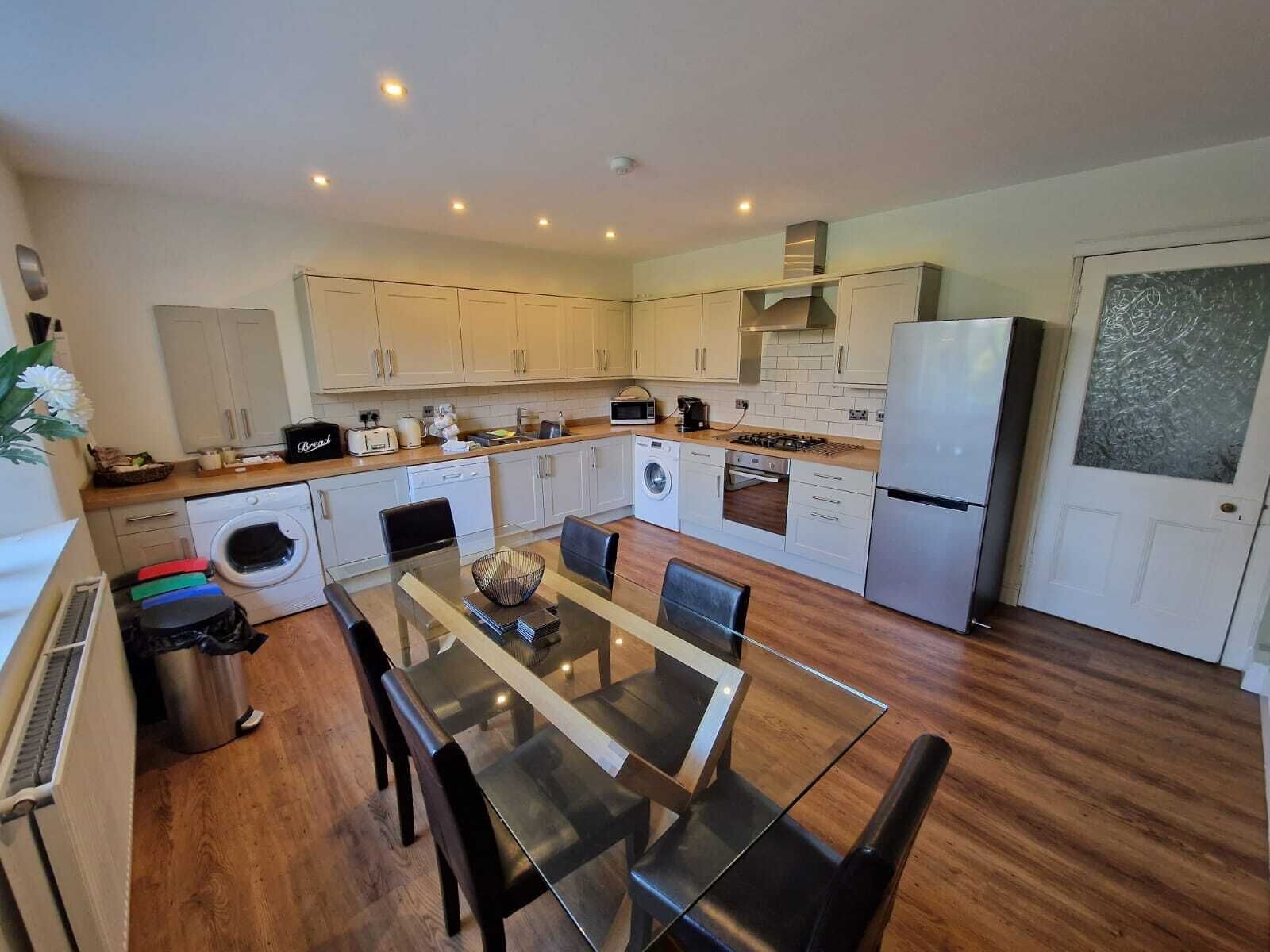 雪櫃、微波爐、焗爐、爐具