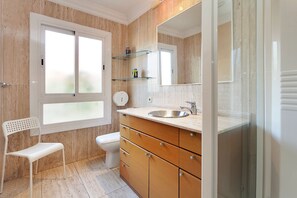 Bathtub, hair dryer, towels