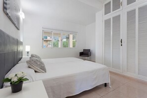 6 bedrooms, iron/ironing board, travel cot, free WiFi