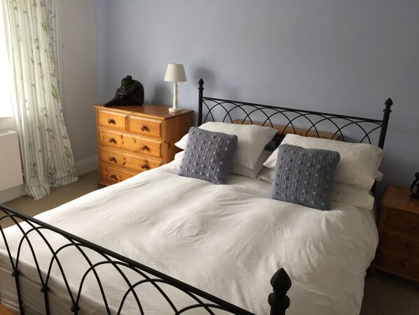 2 makuuhuonetta, silitysrauta/-lauta, ilmainen Wi-Fi, vuodevaatteet