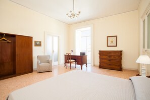 3 slaapkamers, een strijkplank/strijkijzer, gratis wifi, beddengoed