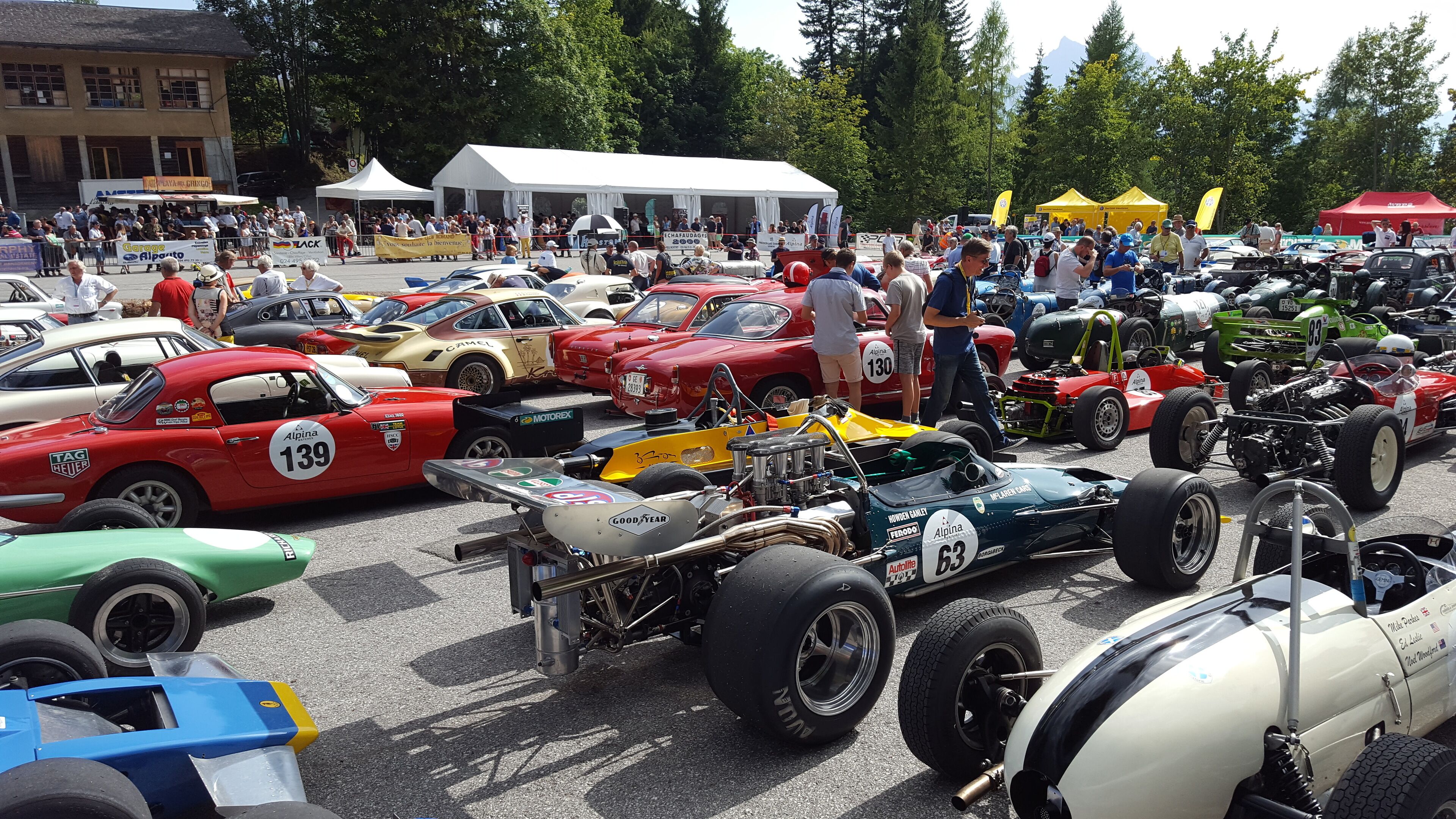 Eine Oldtimer-Ausstellung mit verschiedenen klassischen Autos.