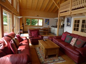 Smart-TV, Kamin, DVD-Player, Bücher