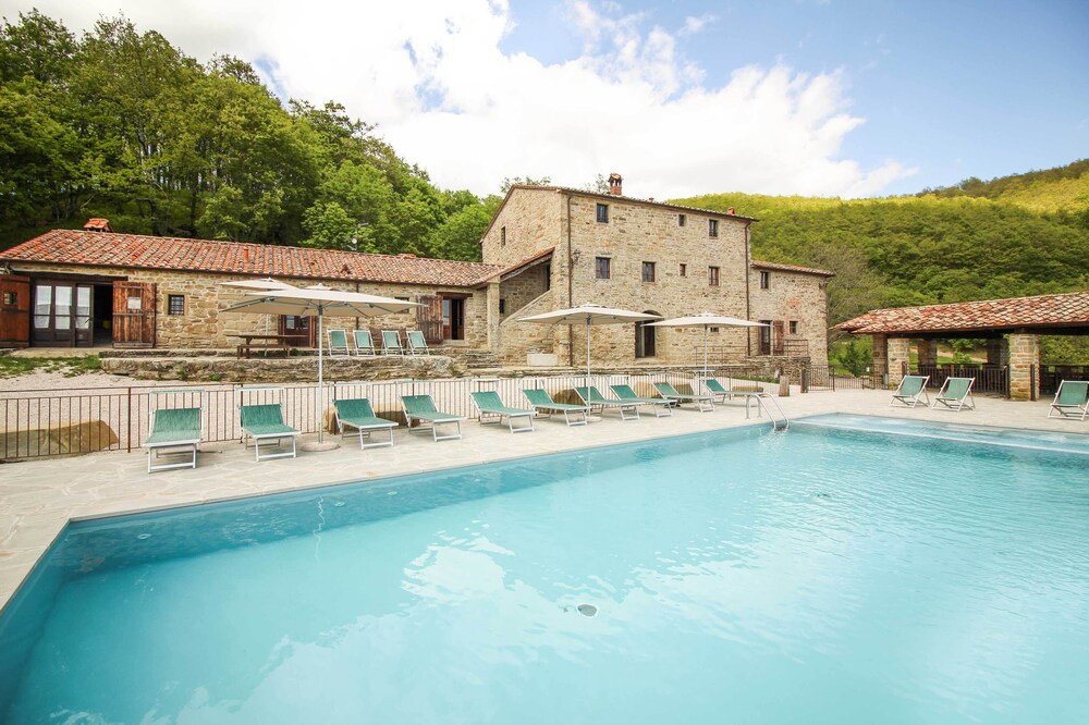 Villa Santarsa, 31 people, magnificent view and private pool, no neighbors