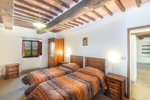 13 habitaciones, tabla de planchar con plancha y cuna de viaje 