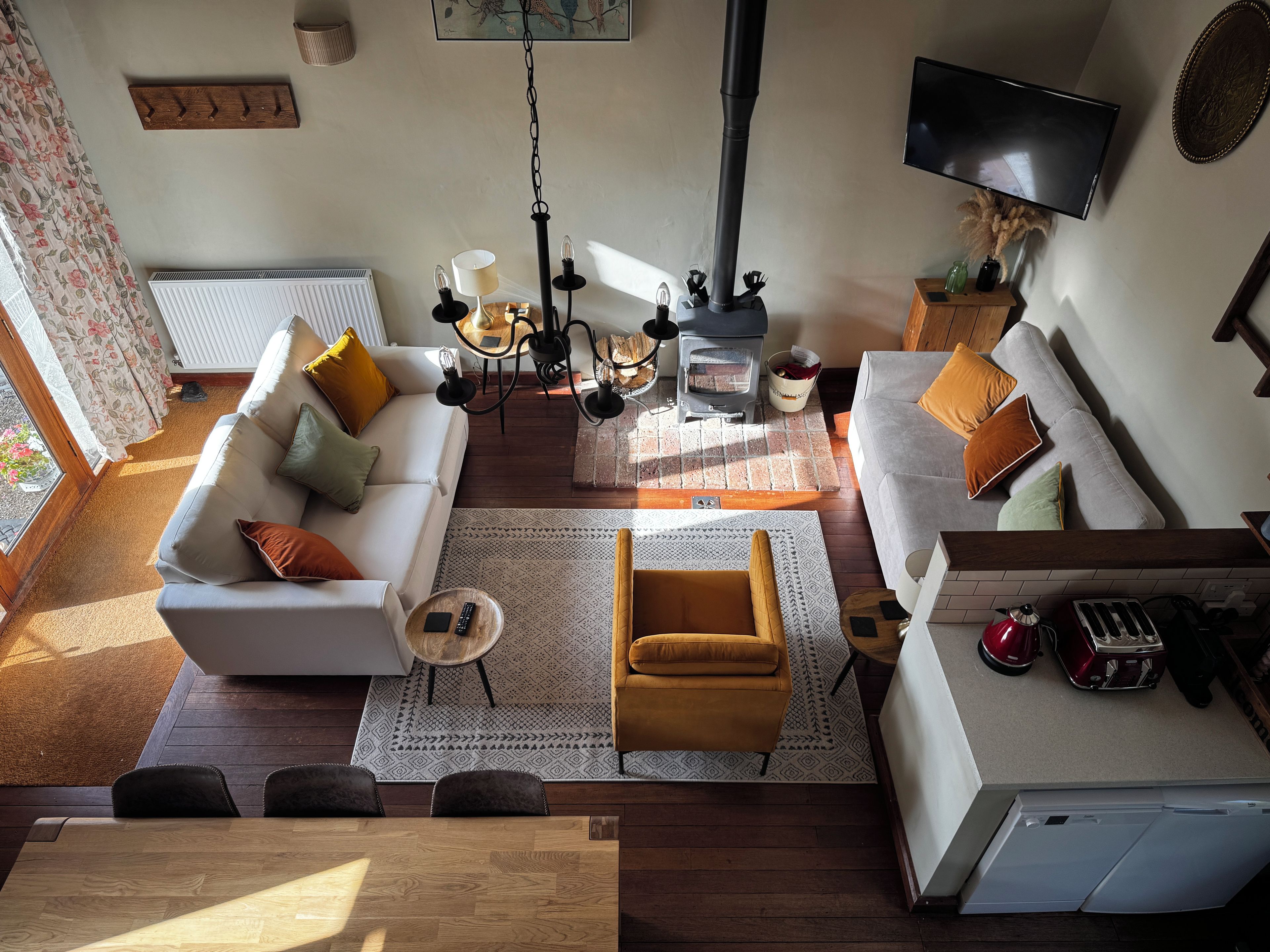Smart TV, fireplace, ping pong, books