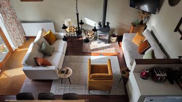 Smart TV, fireplace, ping pong, books