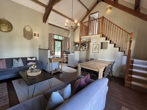 Televisor intel·ligent, llar de foc, taula de tennis de taula i llibres 