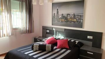 3 habitaciones, tabla de planchar con plancha, cuna de viaje y wifi