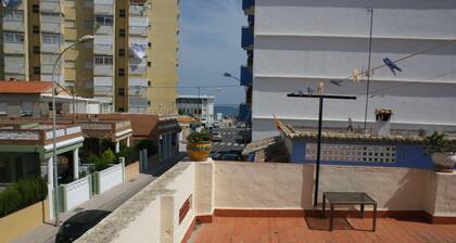 Hiihtoloma Alpeilla, terassi ja alle 80 metrin päässä merestä