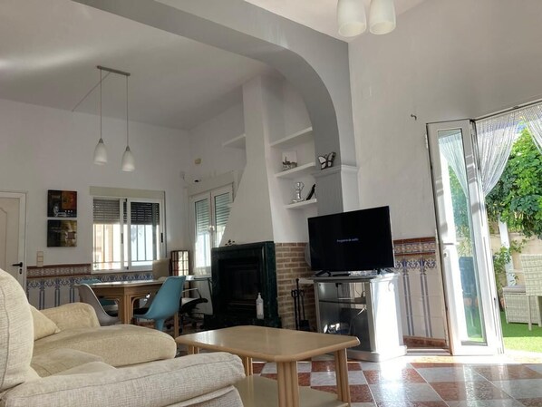 تلفزيون ذكي، مدفأة، كُتُب، ستيريو