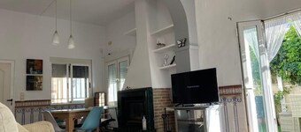 Villa med privat basseng, terrasse og mindre enn 80 meter fra sjøen