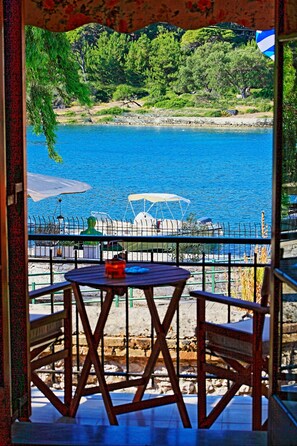 Terrace/patio - Nina: Gaios Waterfront Apartment (Gaios)