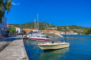 Marina - Nina: Gaios Waterfront Apartment (Gaios)