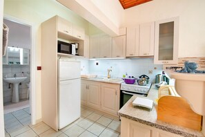 Fridge, oven, coffee/tea maker, toaster