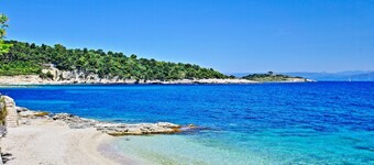 Nina: Gaios Waterfront Apartment