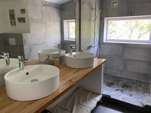 Dusche, Haartrockner, Handtücher, Seife