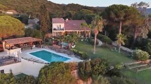 A large house with a swimming pool, surrounded by trees and a garden. - Superbe villa avec vue exceptionnelle sur le golfe d’Ajaccio.  (Pietrosella)