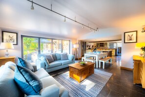 Fernseher, Kamin, DVD-Player, Stereoanlage