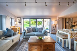 TV, fireplace, DVD player, stereo - Swan Cottage, South Creake, Norfolk (Fakenham)