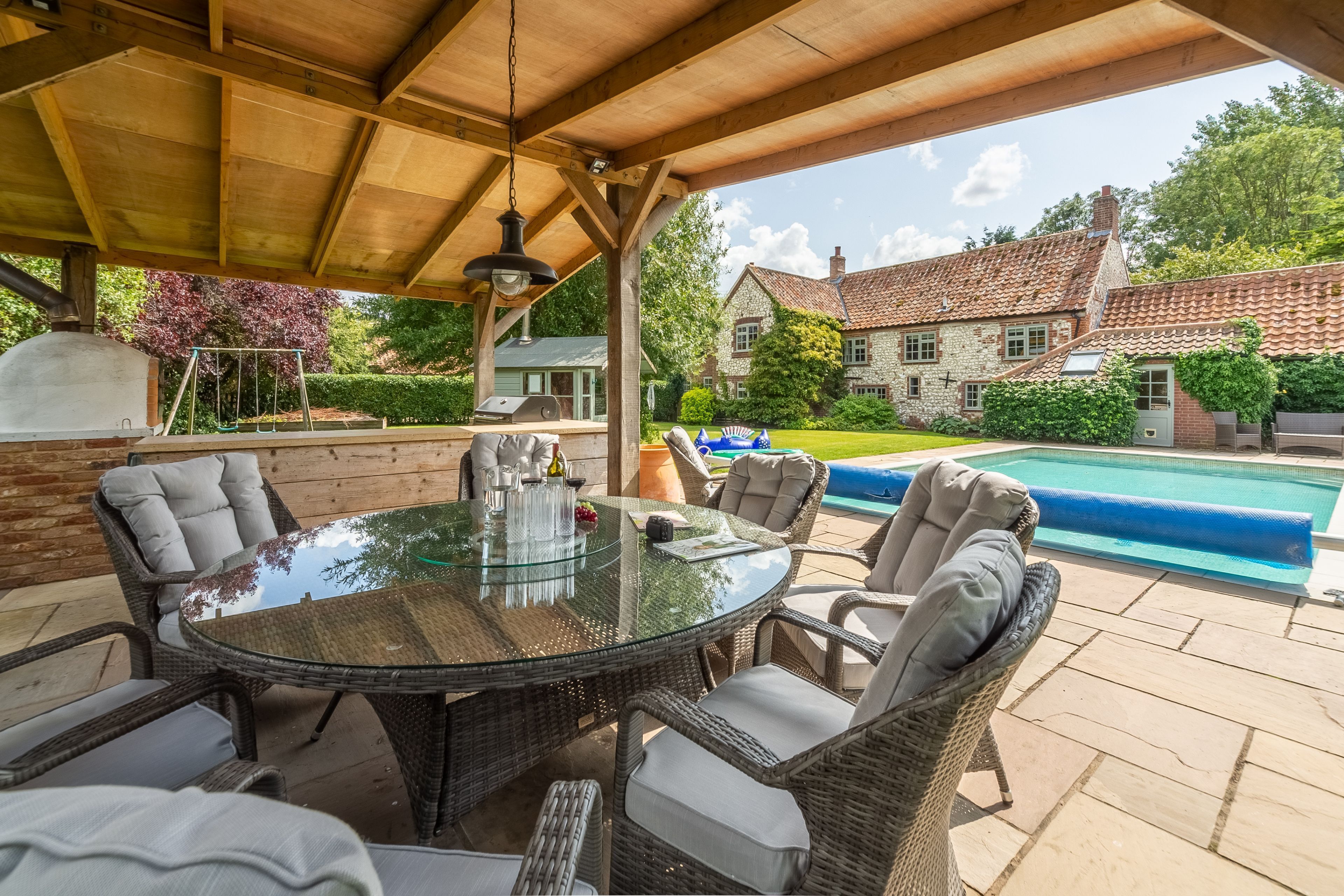 屋外ダイニングエリア