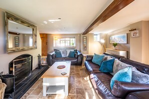 TV, fireplace, DVD player, stereo - Swan Cottage, South Creake, Norfolk (Fakenham)