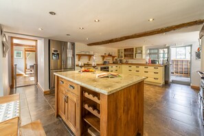 Microonde, forno, lavastoviglie, seggiolone