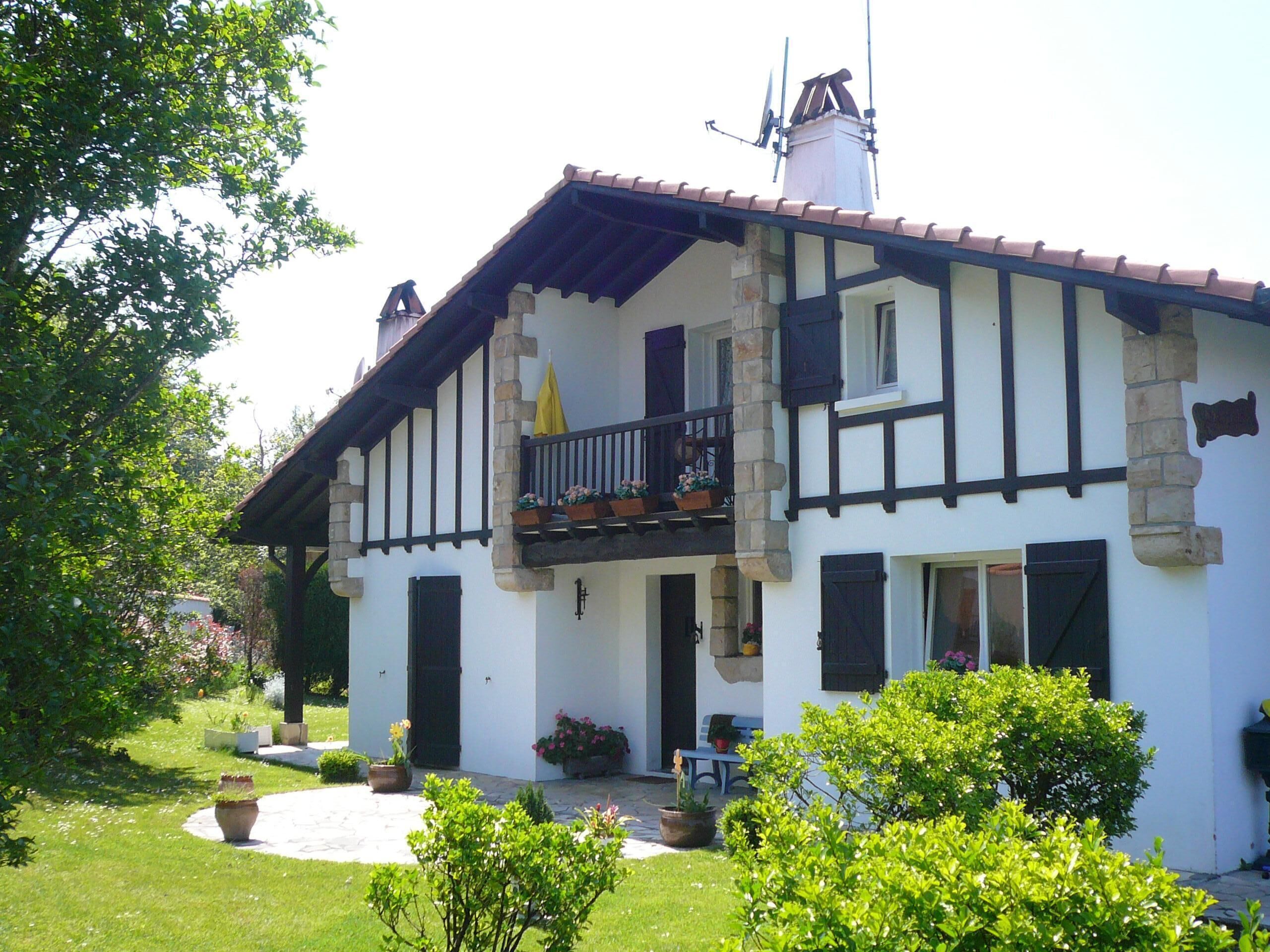 15min walk from the beach: Apartment in Basque villa with parking and garden